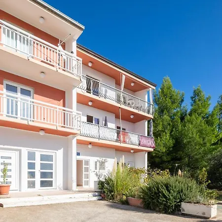 Sapphire Apartment *